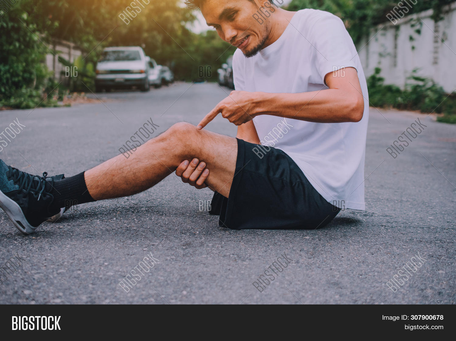 Men Knee Pain While Image & Photo (Free Trial) Bigstock