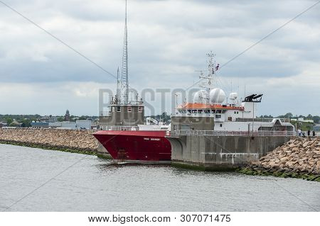 New Bedford, Massachusetts, Usa - June 17, 2019: Survey Vessel Fugro Discovery Transiting The New Be