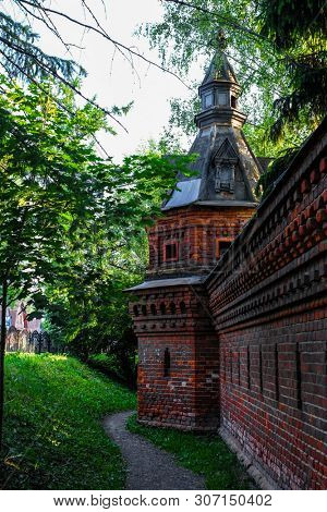 wall of Troitse Sergiyevsky monastery