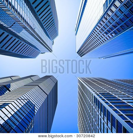 Modré sklo Highrise mrakodrap průnik nízký úhel záběru