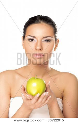 ภาพเหมือนของหญิงสาวสวยด้วยแอปเปิ้ลสีเขียวบนมือของเธอ - บนพื้นหลังสีขาว