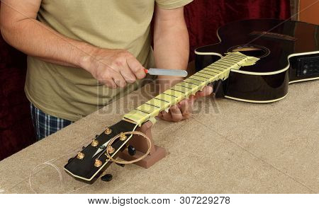 Musical Instrument Guitar Repair And Service - Worker Sharpen Special Tool Bridge Servo Nut Black Ac