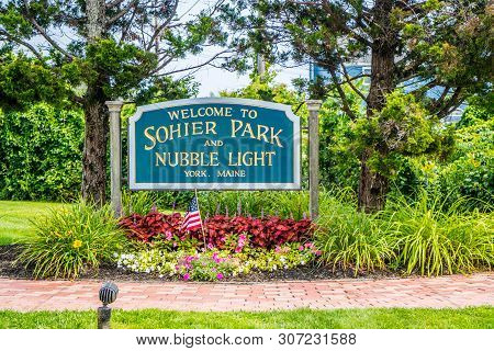 York, Me, Usa - August 25, 2018: A Welcoming Signboard At The Entry Point Of Sohier Park