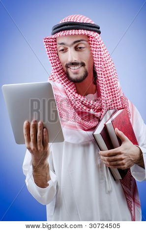 Arabský mladík s tabletovým počítačem