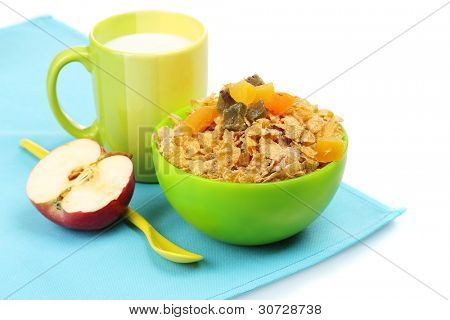 leckere Cornflakes in grüner Schale, Apple und Glas Milch, isoliert auf weiss