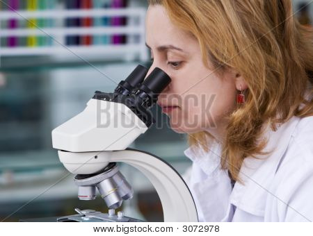 Guardando attraverso un microscopio
