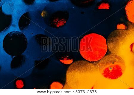 Oil Bubbles Inside Water Base Form Patterns