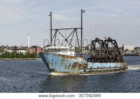 New Bedford, Massachusetts, Usa - June 15, 2019: Hard-working Clammer E.s.s. Pride Leaving New Bedfo
