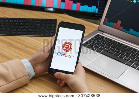 San Francisco, Us - 18 June 2019: Female Trader Hands Holding The Smartphone Using Application Of Oe
