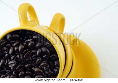 Tassen mit Kaffee Bohnen