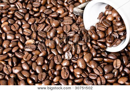 Umgekippte Kaffeetasse mit Kaffeebohnen
