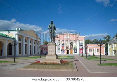 Ryazan, Russia - August 17, 2018: Monument To Academician Ivan Petrovich Pavlov Near The Building Of