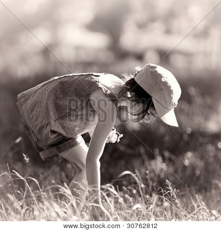 Malá holčička v sunny louka