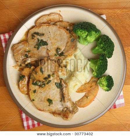 Vepřové steaky s šalvějí, apple a crème fraiche omáčka. Podáváme s bramborovou kaší & brokolice.
