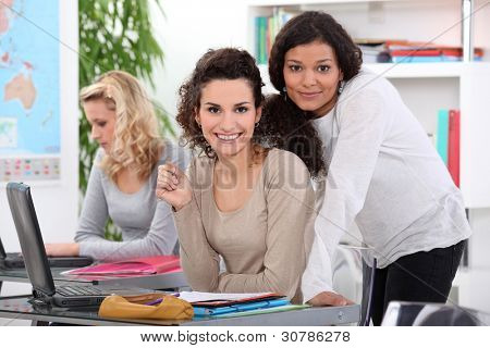 노트북과 함께 성숙한 학생