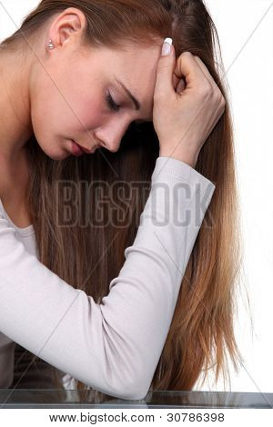 Jonge vrouw bedroefd