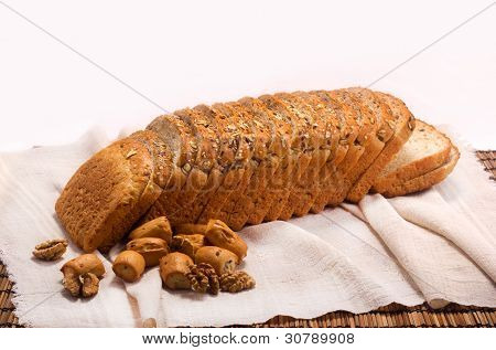 pane, un'isola e noce