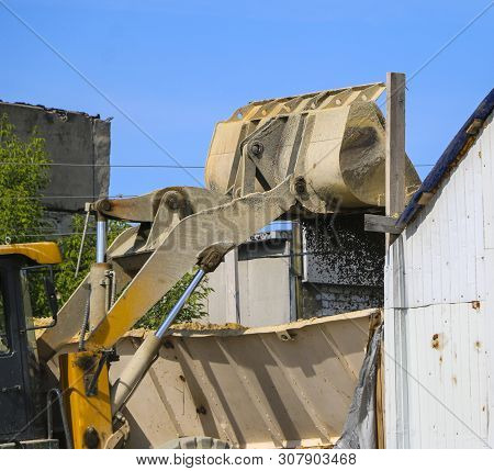 Tractor Collects Scoop With  Gravel. Excavator Extracts Sand And Gravel For  Concrete Mix.