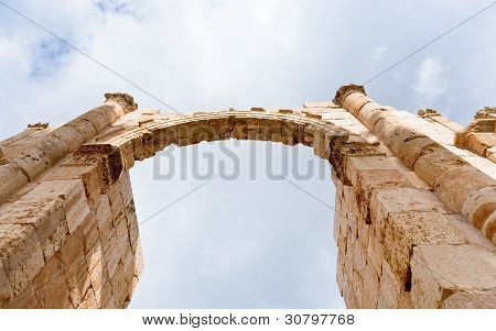 Arco e coluna na antiga cidade de Gerasa Jerash