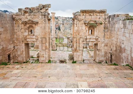 Vista através do antigo templo de Artemis em Gerasa cidade antiga à moderna Jerash