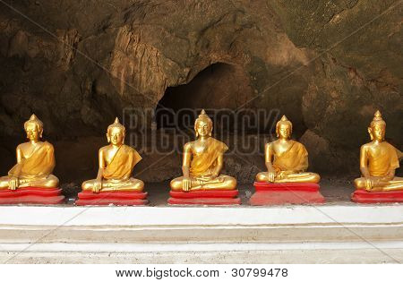 Buddha, nachází se v jeskyni