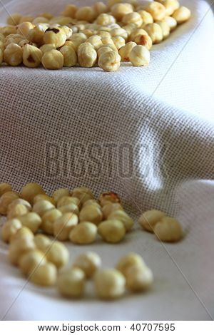 Hazelnuts บนผ้าธรรมชาติ