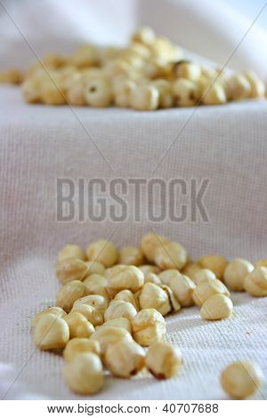Hazelnuts บนผ้าธรรมชาติ