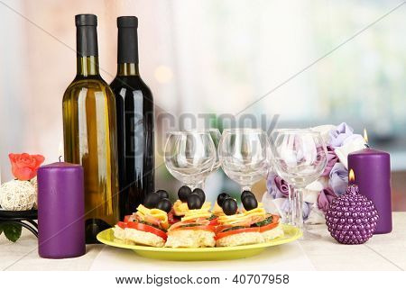 Canapés e vinhos no restaurante