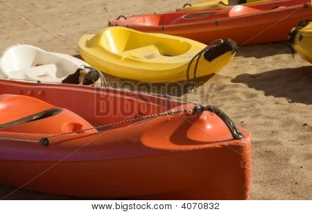 Quatro canoas na areia