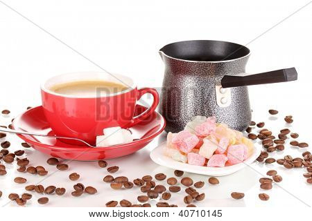 Rote Tasse Kaffee mit Rahat Delight (Locum) und Kaffeekanne, isolated on white