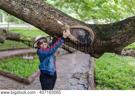 Kanchanaburi, Thailand-february 8, 2021: Unidentified Woman Relaxing And Hugging A Big Tree Trunk (g