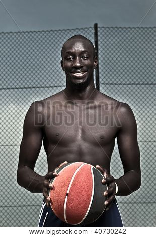 Portræt af ung afroamerican mand street basket spiller
