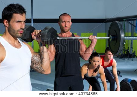 Gymnastik-Gruppe mit Gewicht heben Bar und Hanteln Training Übung