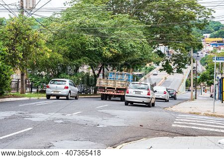 Ribeirão Preto - Sp, Brazil - December 07, 2020: Traffic Of Cars At The Avenida Independência Avenue