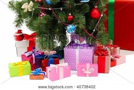 Árbol de Navidad decorado con regalos aislado en blanco