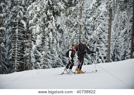 osób szczęśliwy narciarskich w mountaint na zimowe zabawy na śnieżne sporty