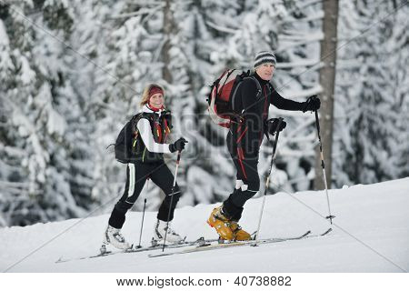 osób szczęśliwy narciarskich w mountaint na zimowe zabawy na śnieżne sporty