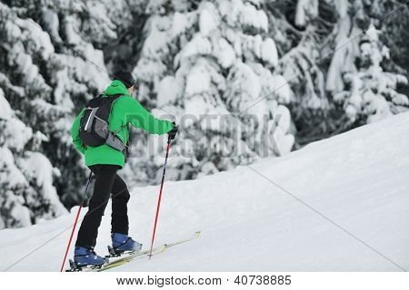 osób szczęśliwy narciarskich w mountaint na zimowe zabawy na śnieżne sporty