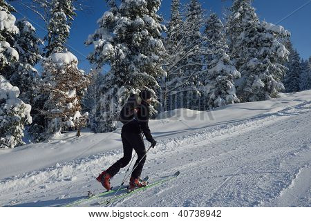 osób szczęśliwy narciarskich w mountaint na zimowe zabawy na śnieżne sporty