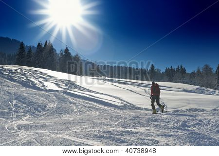 osób szczęśliwy narciarskich w mountaint na zimowe zabawy na śnieżne sporty