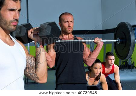 Gymnastik-Gruppe mit Gewicht heben Bar und Hanteln Training