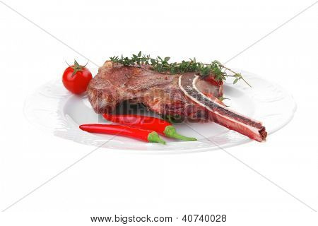 santoreggia: arrosto di manzo di ricambio rib su piatto bianco con posate Timo pepe e pomodoro isolato sopra whi