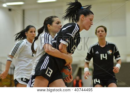 SIOFOK, Ungheria - 5 gennaio: Babett Szalai (nero 13) in azione a un campionato nazionale ungherese