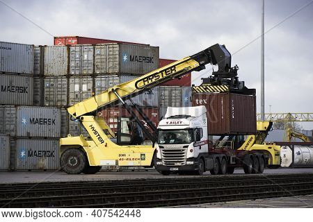 Doncaster Railport, Doncaster, Uk - January 29, 2021.  A Heavy Lifting Machine Loading A Shipping Co