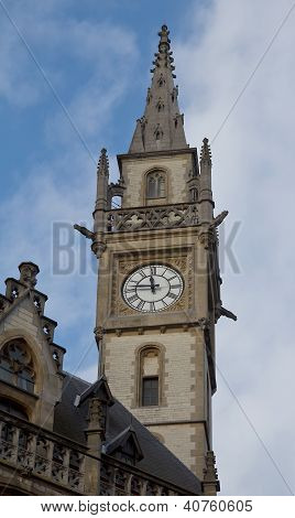 Wieża zegarowa w dawnym urzędzie pocztowym. Gandawa, Belgia