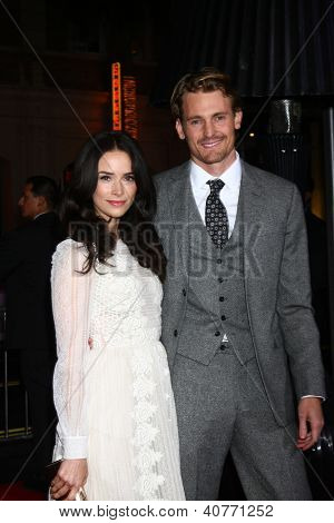 LOS ANGELES - JAN 7: Abigail Spencer, Josh Pence ankommer til 'Gangster Squad' Premiere på Grauma