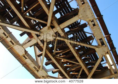 Under jernbanebroen