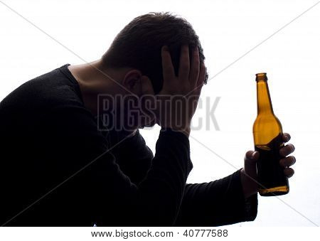 Onrustige Man met een flesje bier