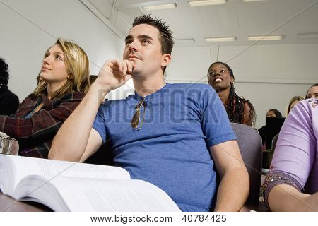 Alunos ouvindo palestra