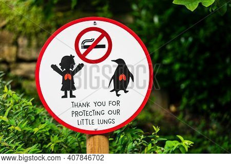 Edinburgh, Scotland, August 17 Th 2019.no Smoking Sign In Edinburgh Zoo
